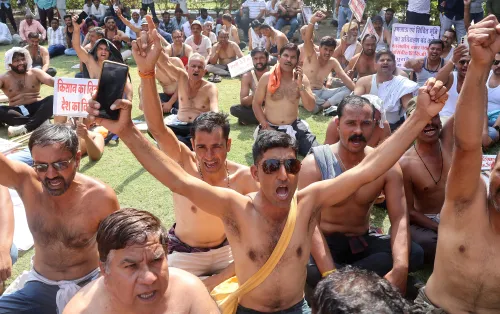 इंदौर में सड़क और रेल परियोजनाओं के खिलाफ किसानों का अर्धनग्न प्रदर्शन