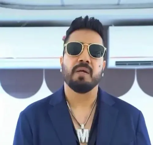दलेर मेहंदी विवाद: मीका सिंह का सुबोध उनियाल पर हमला — 'बच्चों से भी ऐसे बात नहीं होती'