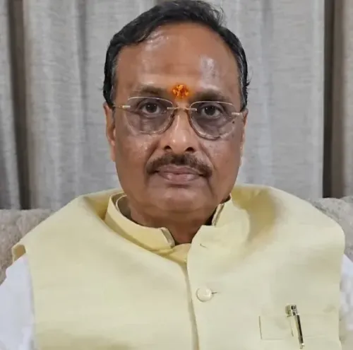 ओवैसी के धार्मिक दौरे पर दिनेश शर्मा का निशाना: 'आक्रमणकारियों से सहानुभूति नहीं, देशभक्त नायकों को सम्मान दें'