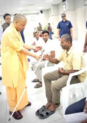 जनसेवक क्या आमजन से व्यवहार ठीक रखें? दुर्व्यवहार बर्दाश्त नहीं: मुख्यमंत्री योगी
