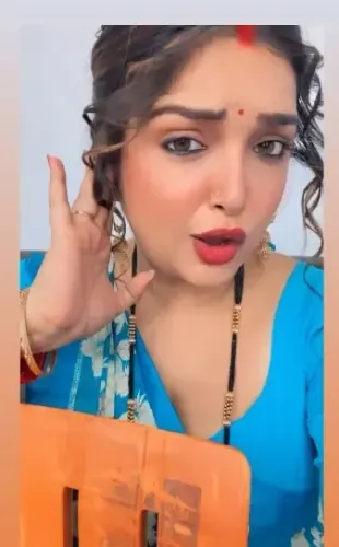 भोजपुरी इंडस्ट्री की सुपरस्टार आम्रपाली दुबे ने मराठी गाने पर दिया गजब का एक्सप्रेशन