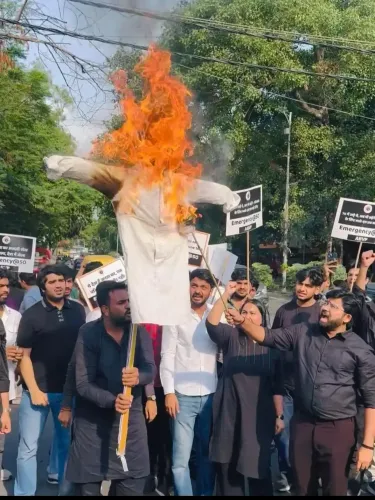 क्या आपातकाल के 50 वर्ष पूर्ण होने पर अभाविप ने दिल्ली विश्वविद्यालय में पुतला दहन किया?