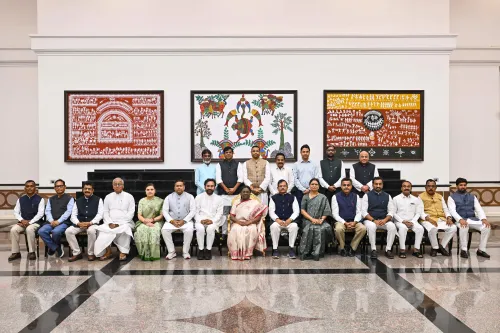New Delhi: President Droupadi Murmu Welcomes MPs for Breakfast