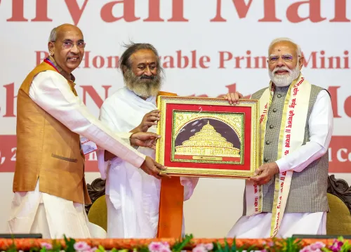 मोदी को श्री श्री रवि शंकर द्वारा सम्मानित किया गया