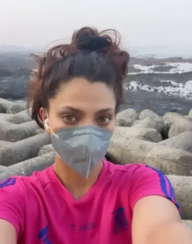 प्रदूषण के चलते सैयामी खेर का छलका दर्द, कहा- अब समंदर की हवा नहीं, मास्क है सहारा