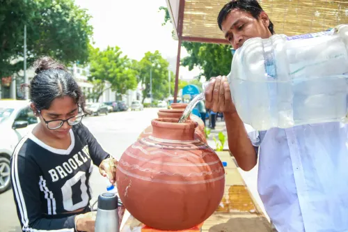 कनॉट प्लेस पर घड़े में पानी भरता कर्मचारी
