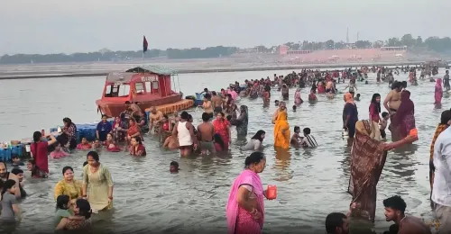 अधिक मास पूर्णिमा 2026: प्रयागराज संगम और अयोध्या सरयू घाट पर लाखों श्रद्धालुओं का पवित्र स्नान