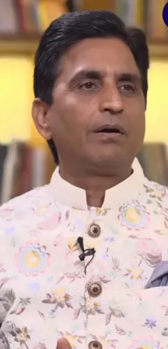 कुमार विश्वास बोले: 'शांतिप्रिय कश्मीरी पंडितों को अपनों ने किया बेघर'