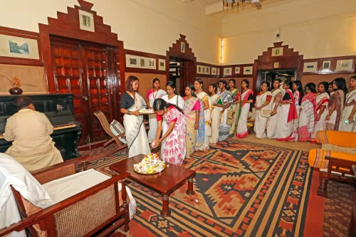 उदयन गृह में कवि गुरु के सिंहासन को श्रद्धांजलि