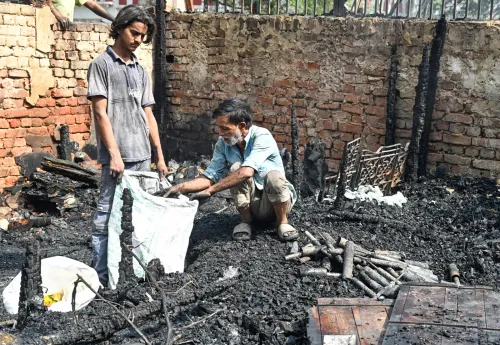आग के बाद तबाही का मंज़र, निवासियों ने नुकसान का जायज़ा लिया