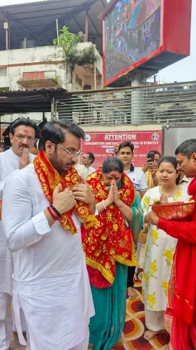 सुनेत्रा पवार ने पुत्र के साथ किया कामाख्या मंदिर में दर्शन