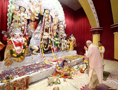 Did PM Modi Make a Historic Visit to CR Park Kali Bari on Maha Ashtami?