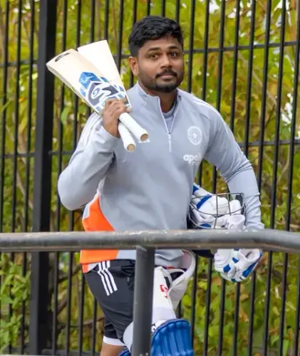 अहमदाबाद में संजू सैमसन ने जीता नन्हें फैंस का दिल, उपहार में दिए अपने ग्लव्स