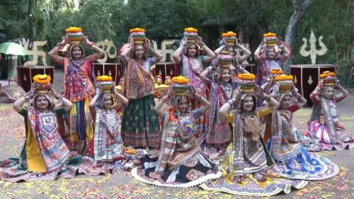 नवरात्रि 2026: अहमदाबाद में पनघट ग्रुप की कॉस्ट्यूम रिहर्सल, 37 देशों में पहुँचा पारंपरिक गरबा