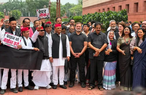 Akhilesh Yadav leads black-cloth protest at Parliament