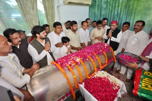 Akhilesh Yadav mourns Ram Govind Chaudhary, SP's conscience keeper