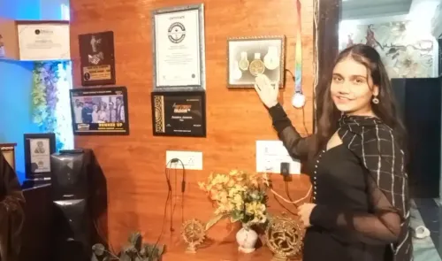 क्या अलीगढ़ की 'फायर गर्ल' गनिका जाखड़ ने आग लगाकर डांस कर बनाया इंटरनेशनल रिकॉर्ड?