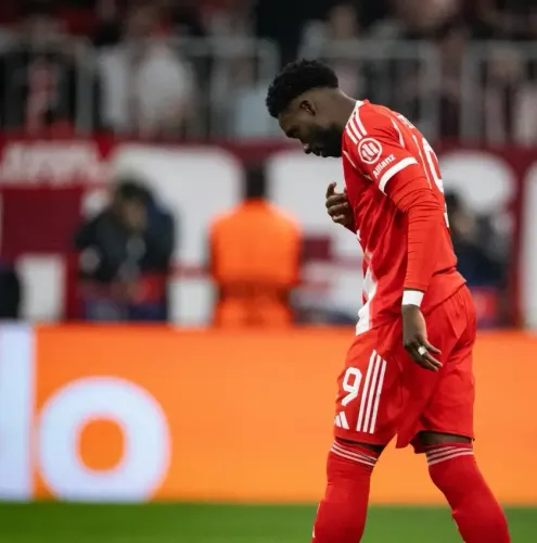 Alphonso Davies sidelined for weeks after hamstring injury in Bayern's PSG exit