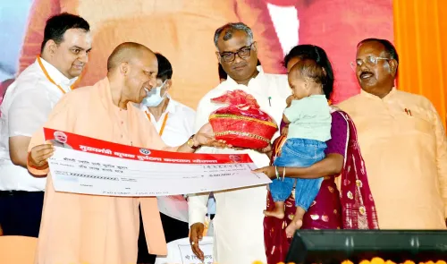 क्या अंबेडकर नगर में सीएम योगी ने 11,690 आश्रित परिवारों के लिए 561.86 करोड़ रुपए जारी किए?