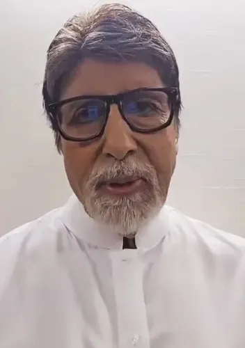 Amitabh Bachchan Celebrates His Connection with Fans, Calls Internet a Lifesaver