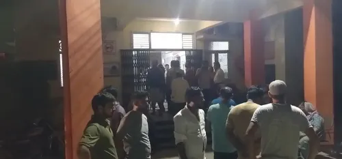 अमरोहा में बाइक सवार दो युवकों की सड़क हादसे में मौत, तीसरा गंभीर; अज्ञात वाहन चालक फरार