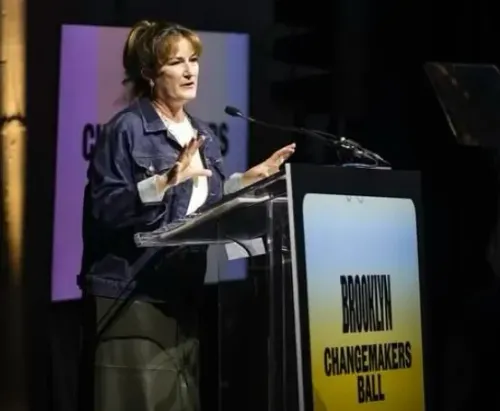 Did Amy Poehler Really Get into a Fight on a Flight for Ana Gasteyer's Baby?