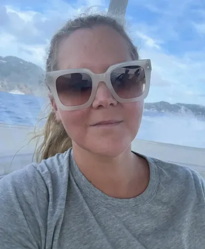 Amy Schumer Dances Up a Storm at Knicks Game