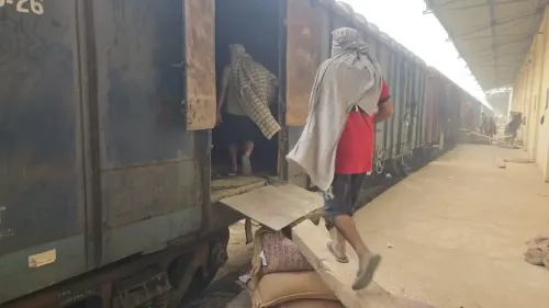 क्या अनाज लेकर पहली मालगाड़ी कश्मीर घाटी के लिए रवाना हुई है?