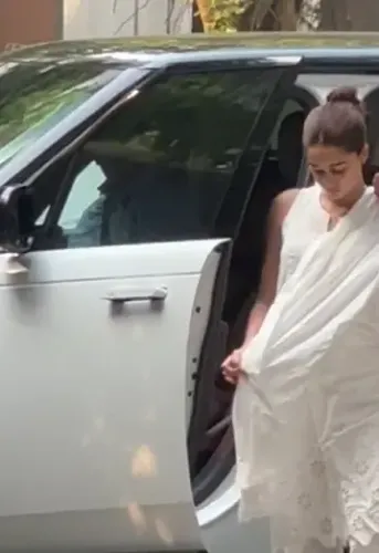 Did Ananya Panday and Farah Khan Visit Deol House After Dharmendra's Passing?