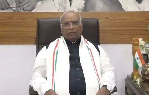क्या कुरनूल बस हादसे के बाद मल्लिकार्जुन खड़गे और अन्य नेताओं ने शोक व्यक्त किया?