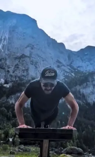 Anil Kapoor, 68, does intense push-ups on vacation: 'This is how I vacation'