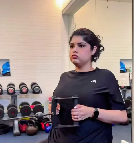 How Does Anshula Kapoor Navigate Her Love-Hate Relationship with Her Body?