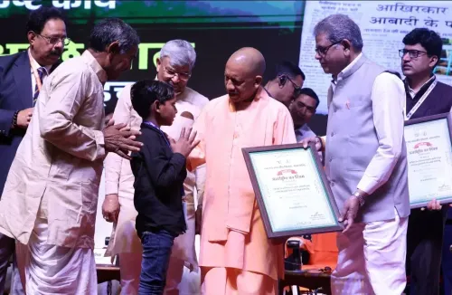 मुख्यमंत्री योगी आदित्यनाथ ने अंतरराष्ट्रीय वन दिवस पर वीर बच्चों को दिया सम्मान