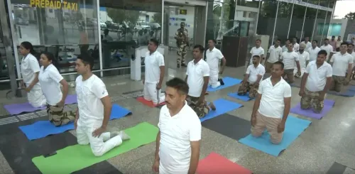 अंतरराष्ट्रीय योग दिवस 2025 से पहले जम्मू एयरपोर्ट पर योग शिविर, CISF और कर्मचारियों ने किया अभ्यास