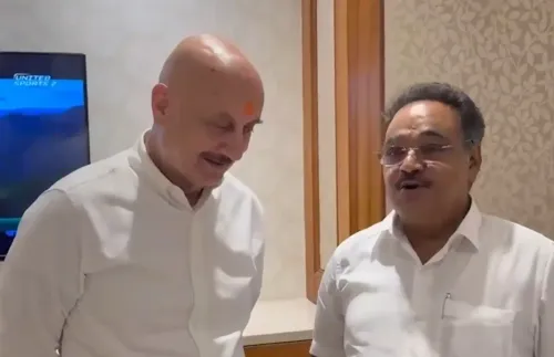 अनुपम खेर की समिक भट्टाचार्य से मुलाकात, BJP नेता बोले — चुनाव में देने पड़ते हैं ऐसे 'पंच'