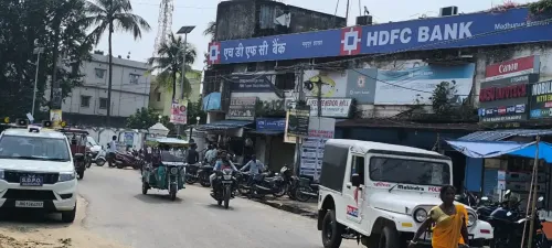 What Happened During the Armed Robbery at HDFC Bank in Madhupur, Jharkhand?