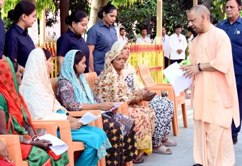 CM योगी का जनता दर्शन: इलाज से आवास तक, हर जरूरतमंद को सरकारी मदद का भरोसा