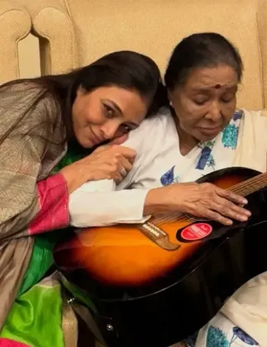 तब्बू को आशा भोसले ने दिया अनमोल गिफ्ट, अभिनेत्री बोलीं- 'अपनी खुशी शब्दों में नहीं कह सकती'