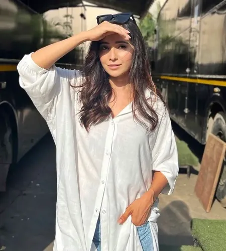 How is Asha Negi Mastering Summer Fashion in ‘Chubhti Jalti Garmi’?