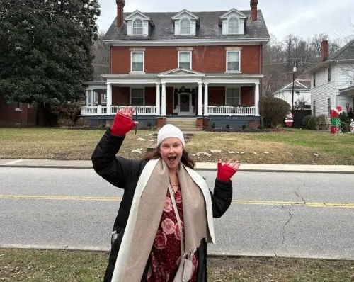 Did Ashley Judd Visit Her Ancestral Home and Share Town History?