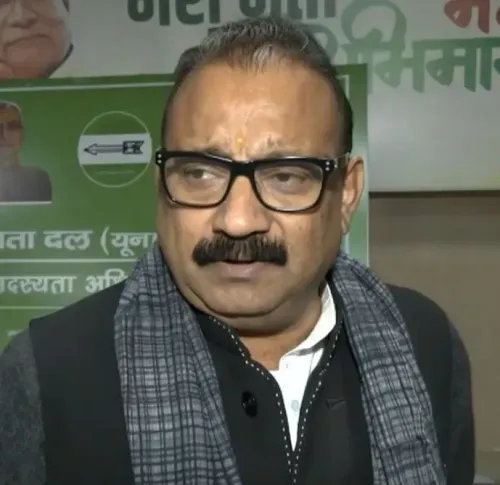 क्या अशोक चौधरी ने पीएम मोदी के बयान का समर्थन किया है, जिसमें पाठ्यक्रम में महापुरुषों को उचित स्थान देने की बात कही गई?