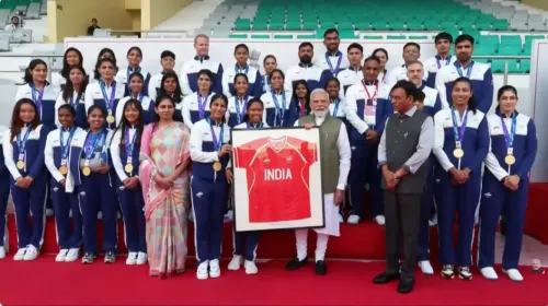 PM मोदी ने एशियन गेम्स 2026 के भारतीय दल से मिलाया हाथ, हॉकी टीम ने भेंट की जर्सी और स्टिक