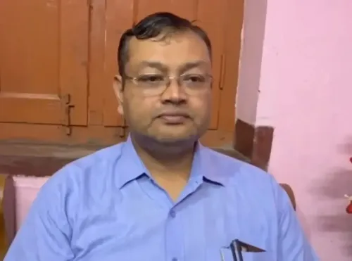 चक्रधरपुर अस्पताल की लापरवाही से नवजात की मौत, गत्ते में शव ले जाने पर मजबूर पिता