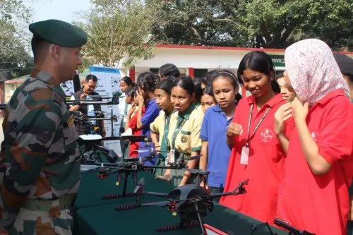 क्या असम राइफल्स ने अगरतला में आदिवासी छात्रों के लिए ड्रोन डिस्प्ले आयोजित किया?