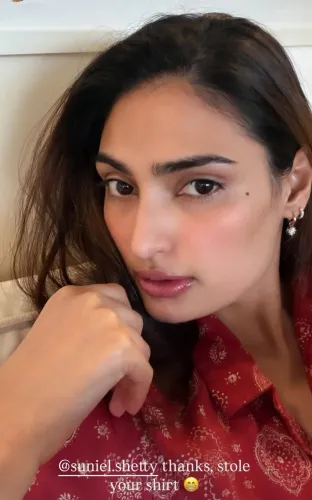 Athiya Shetty Shares Heartwarming Moment with Dad Suniel Shetty