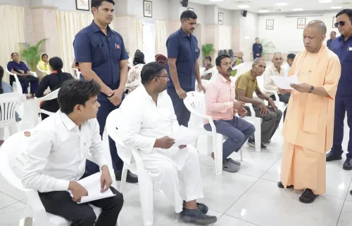 योगी आदित्यनाथ का जनता दर्शन में कड़ा संदेश: अतिक्रमण बर्दाश्त नहीं, मथुरा के मामले में DM को तत्काल कार्रवाई के निर्देश