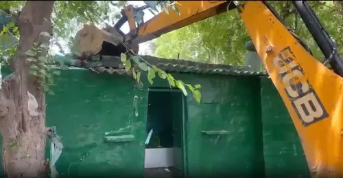 गाजियाबाद: ट्रॉनिका सिटी में ग्रीन बेल्ट पर अवैध मजार ध्वस्त, FIR दर्ज होगी — DCP ग्रामीण