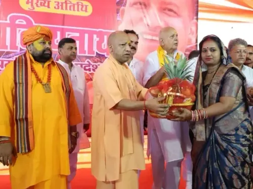क्या अयोध्या की निषाद बस्ती में मुख्यमंत्री योगी ने दीपावली मनाई?