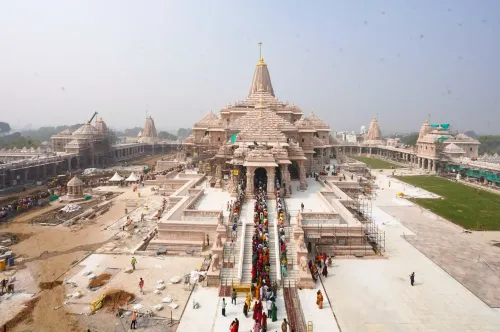 क्या अयोध्या में ध्वजारोहण समारोह की तैयारियां भव्य हैं?