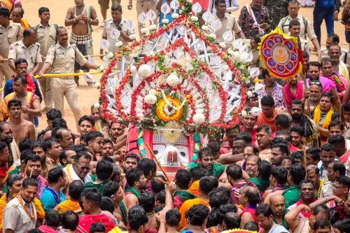 भगवान बलभद्र को कंधे पर उठाते श्रद्धालु